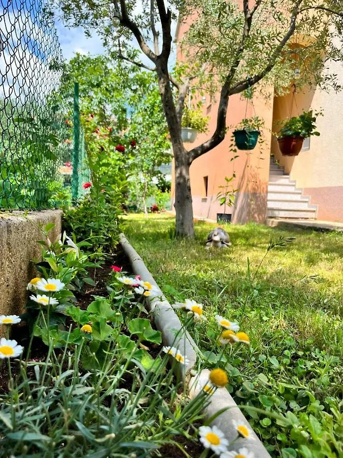 Spacious Apartment With Free Parking And Garden In Calm Area Zadar