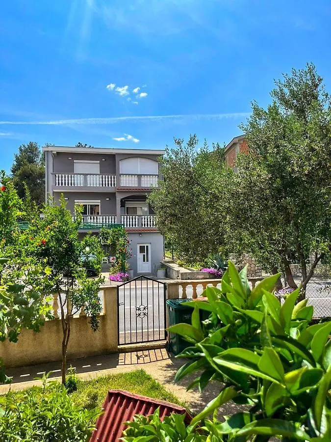 Spacious Apartment With Free Parking And Garden In Calm Area Zadar