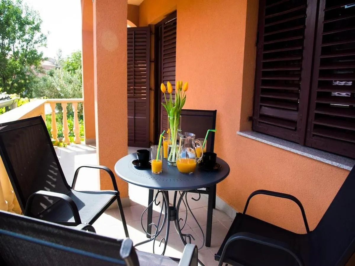 Spacious Apartment With Free Parking And Garden In Calm Area Zadar