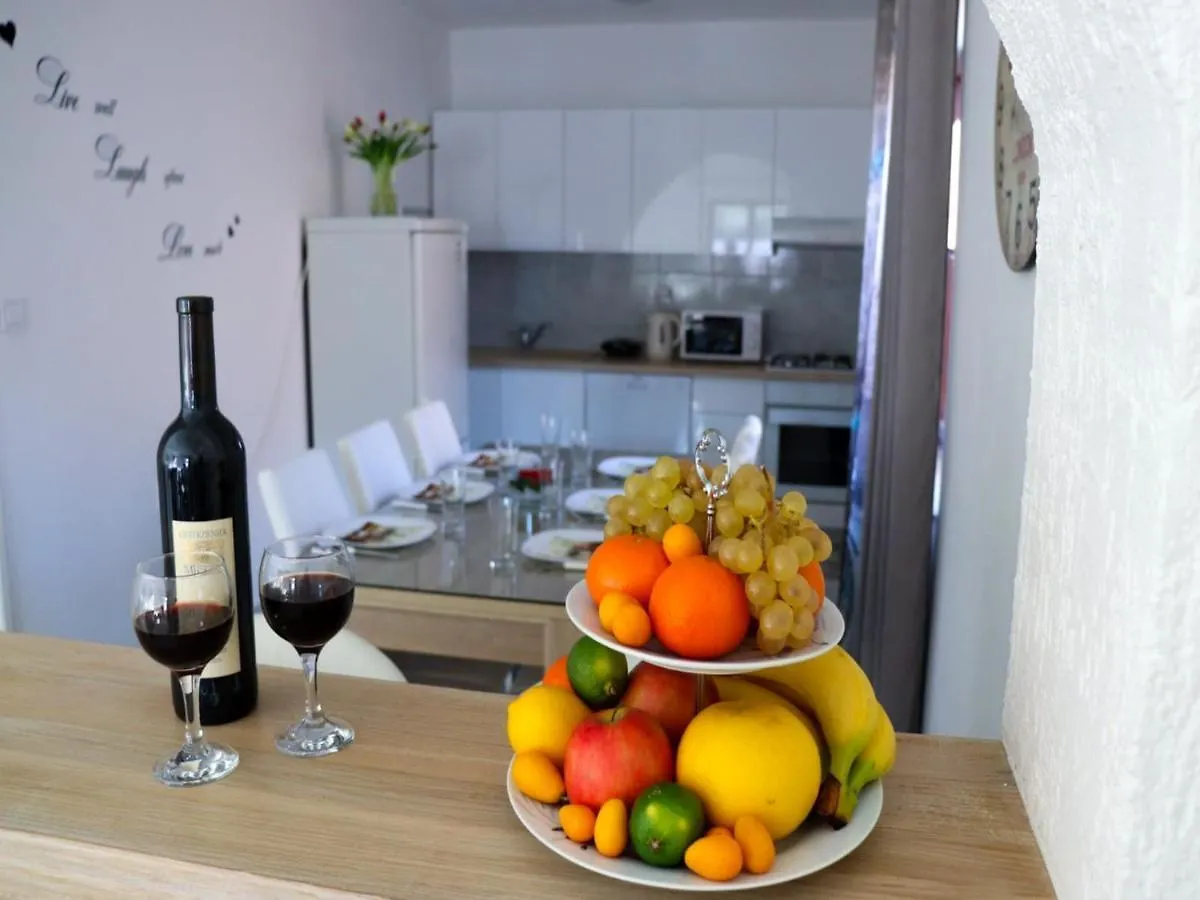 Spacious Apartment With Free Parking And Garden In Calm Area Zadar